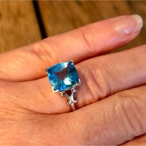 Beautiful Blue Topaz ring 5.03k square cut, faceted, on 14k white gold band.